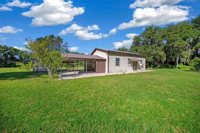 a view of a house with backyard