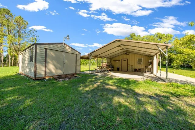 a view of a house with backyard