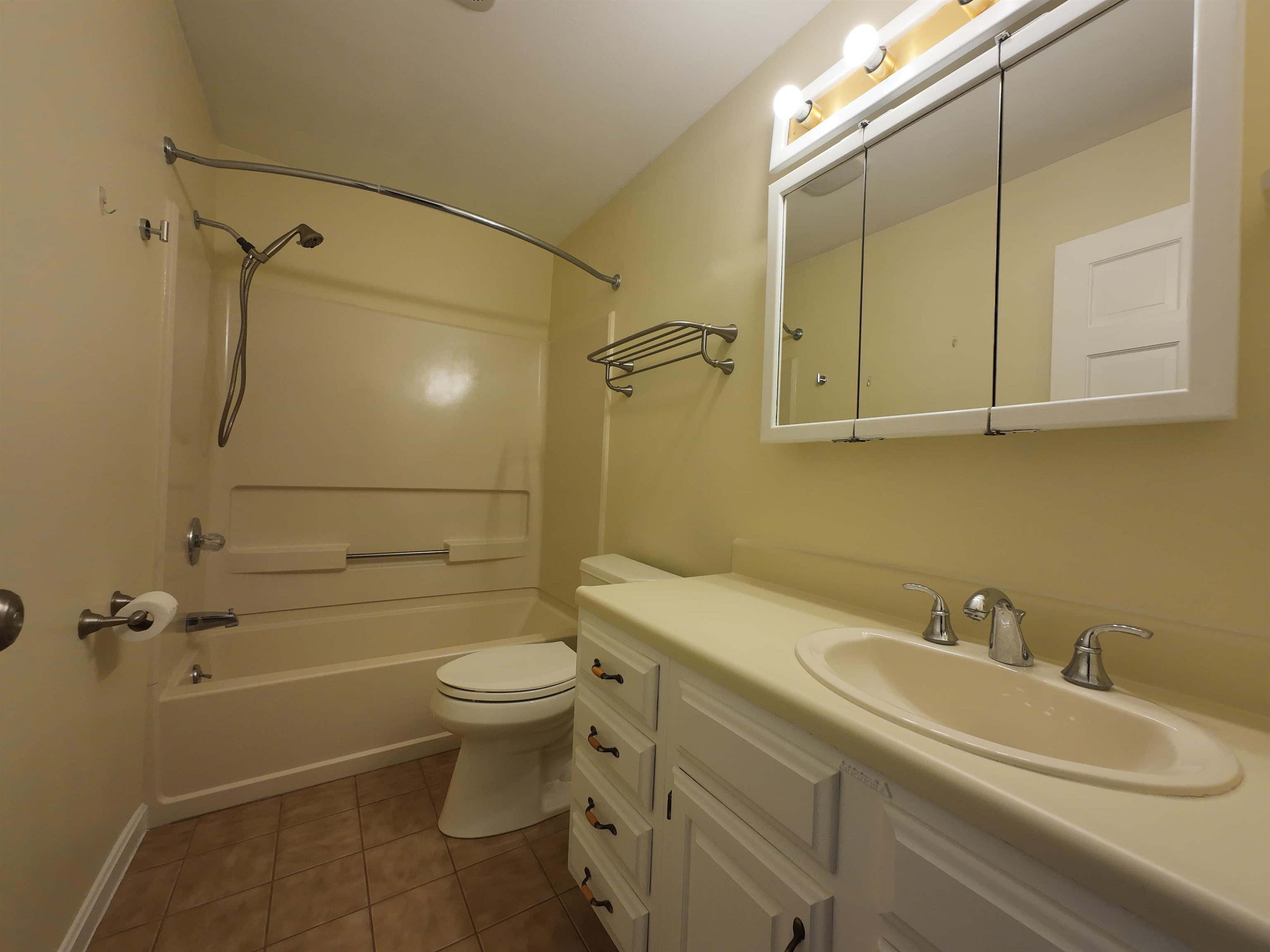 2 Farmington Road Nashua, NH 03060 - Photo 12 of 32 Gallery Image 12
