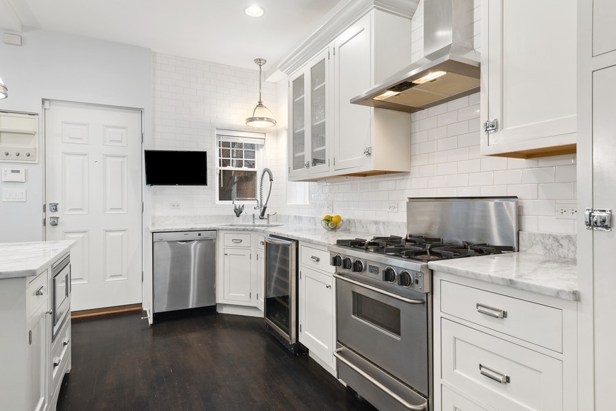 3721 North Racine Avenue Chicago, IL 60613 - Photo 6 of 28