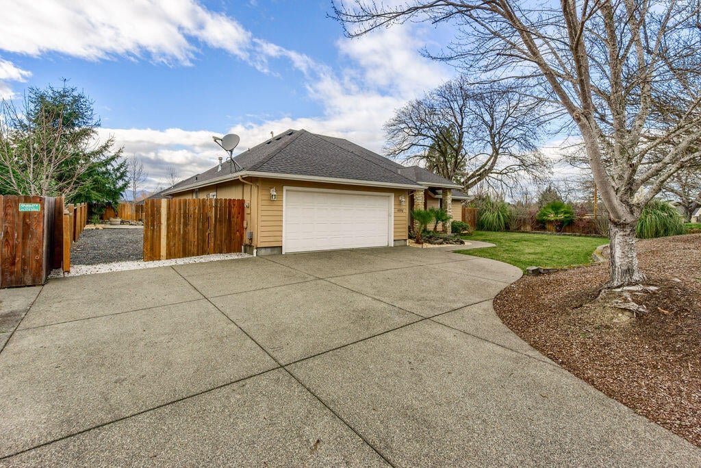 1696 Leonard Road Grants Pass, OR 97527 - Photo 2 of 30 2