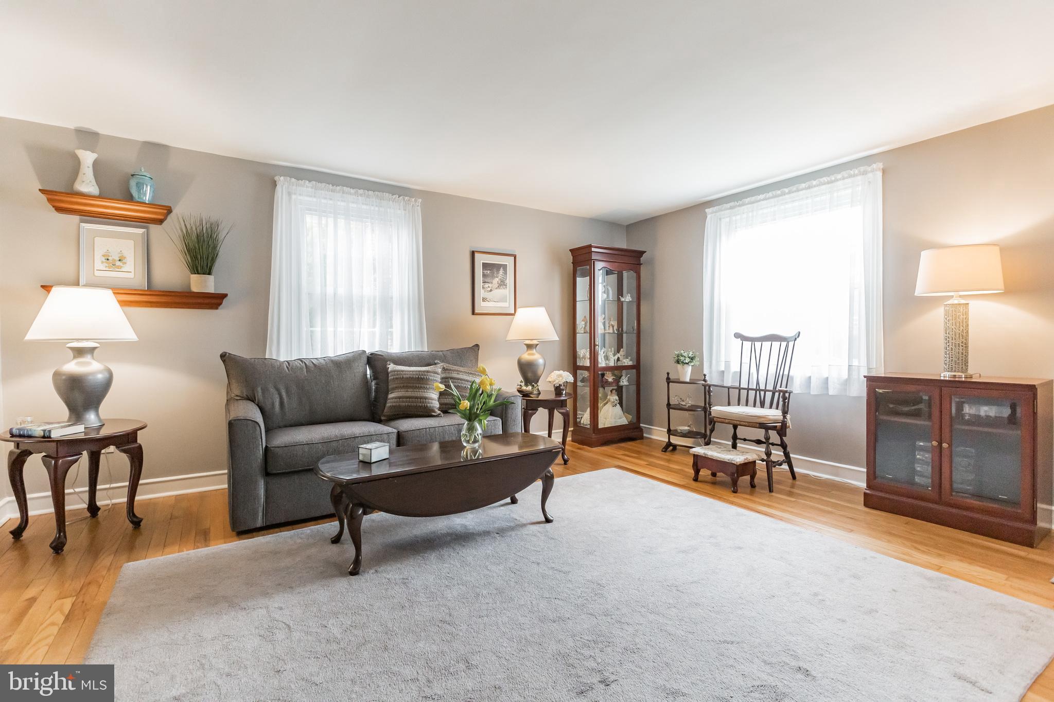 281 School Lane Springfield, PA 19064 - Photo 3 of 30 Living room w/ hardwood floors