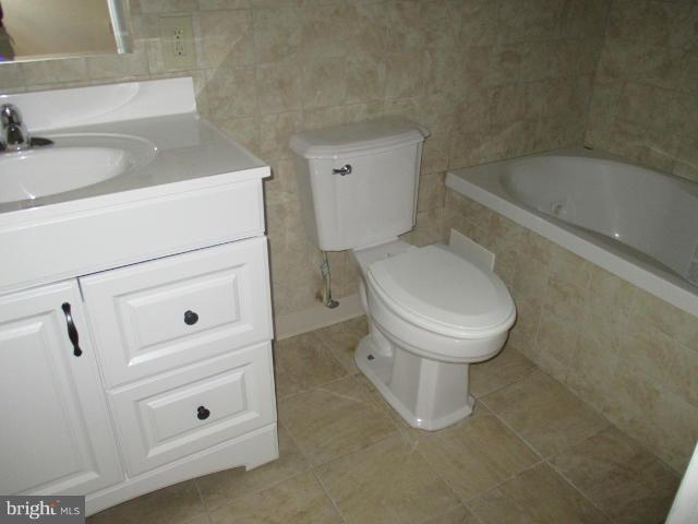 8002 Sandy Spring Road Laurel, MD 20707 - Photo 12 of 23 Bath