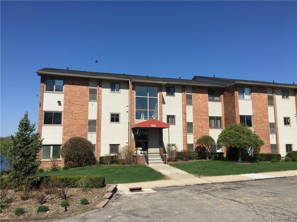 1962 Klingensmith Road, Unit 20B Bloomfield Hills, MI 48302 - Photo 1 of 21