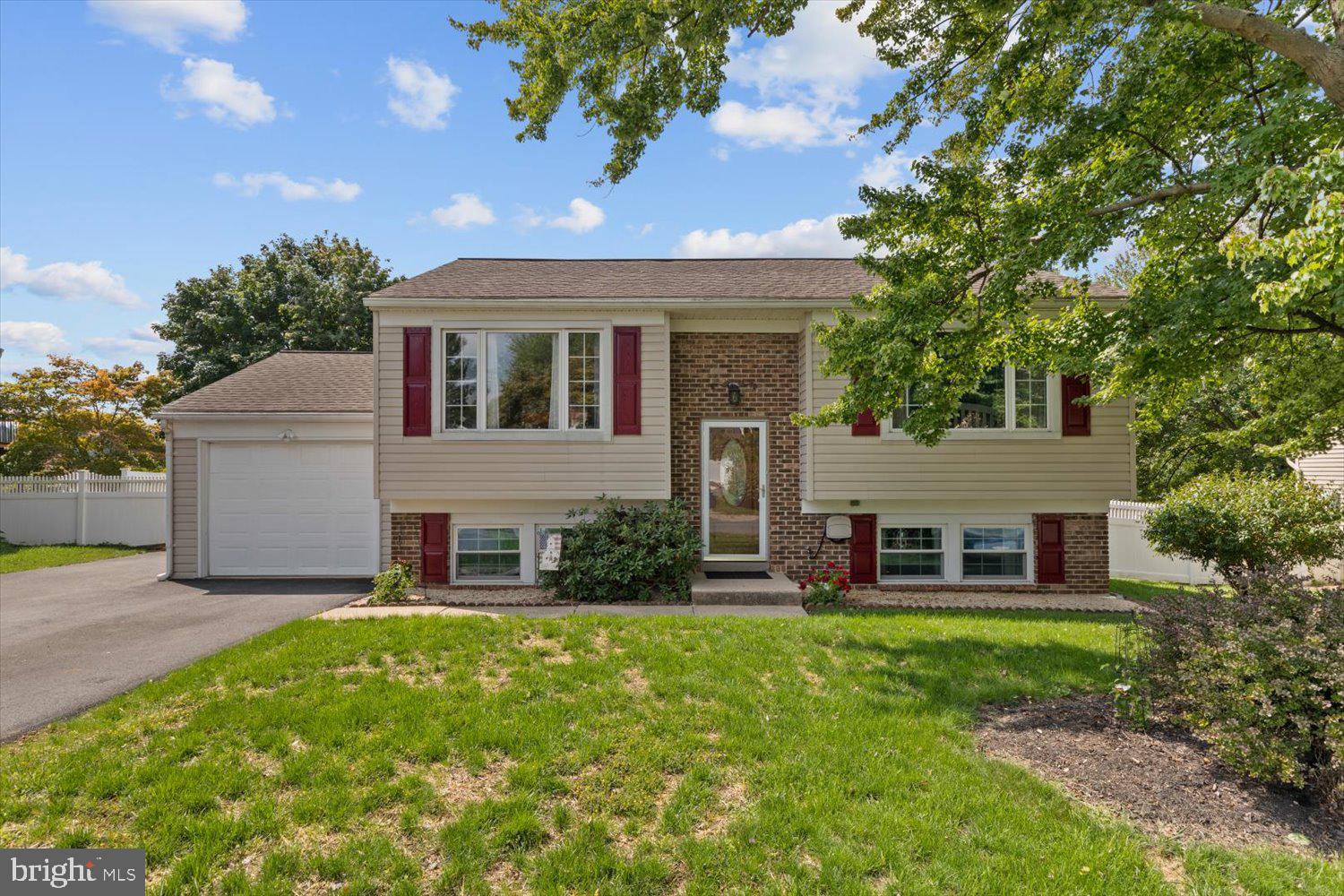 220 Derbyshire Road Lancaster, PA 17601 - Photo 1 of 40 Front of house