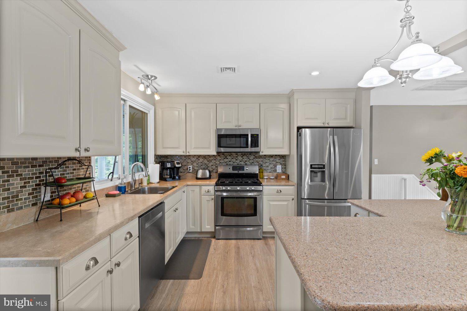 220 Derbyshire Road Lancaster, PA 17601 - Photo 9 of 40 Kitchen