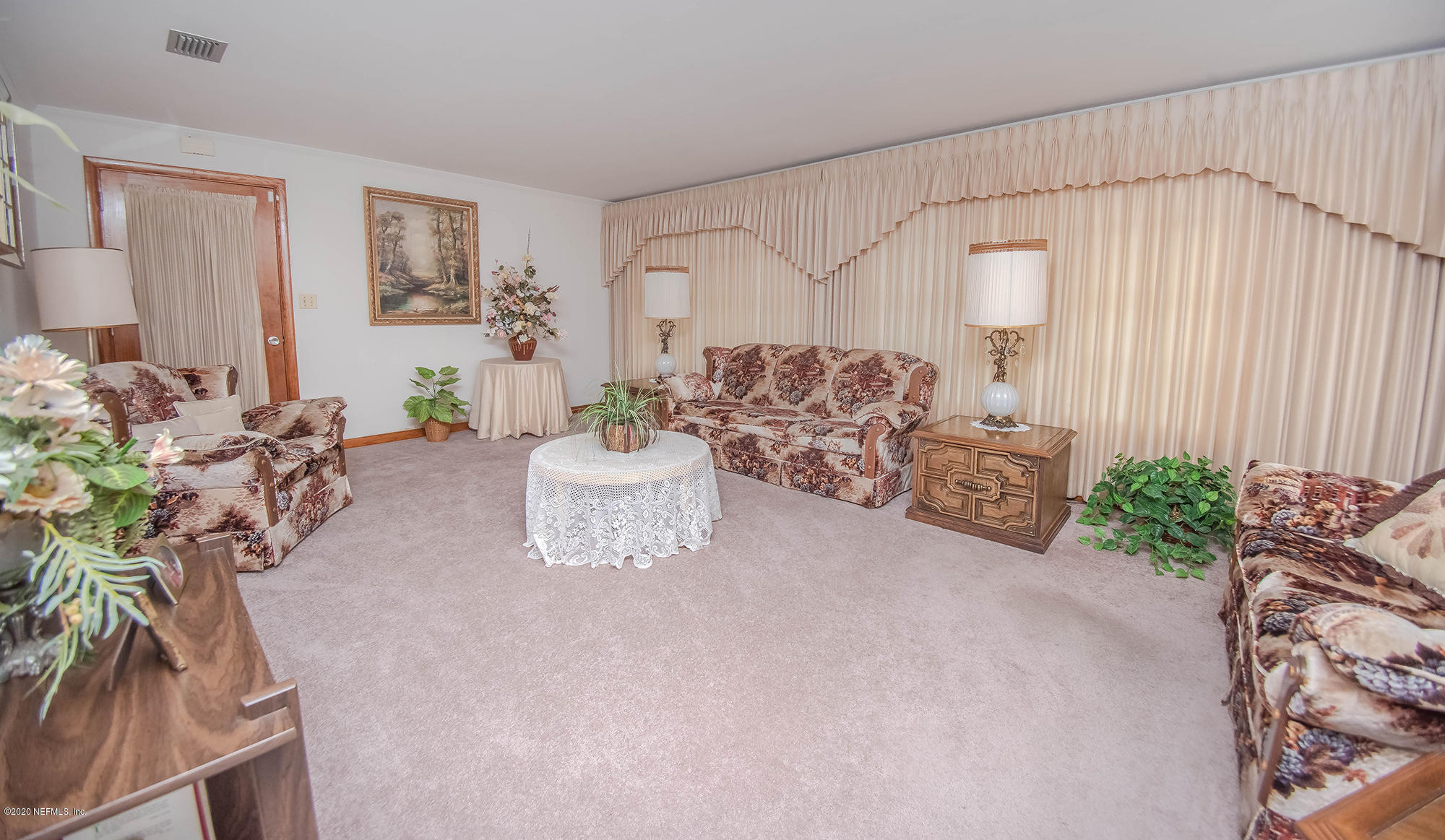 281105 Trigg Road Hilliard, FL 32046 - Photo 10 of 41 a living room with furniture and flowers