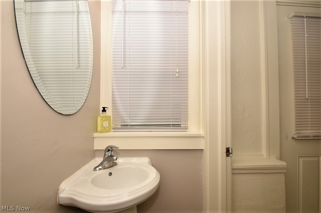 3020 Somerton Road Cleveland, OH 44118 - Photo 19 of 33