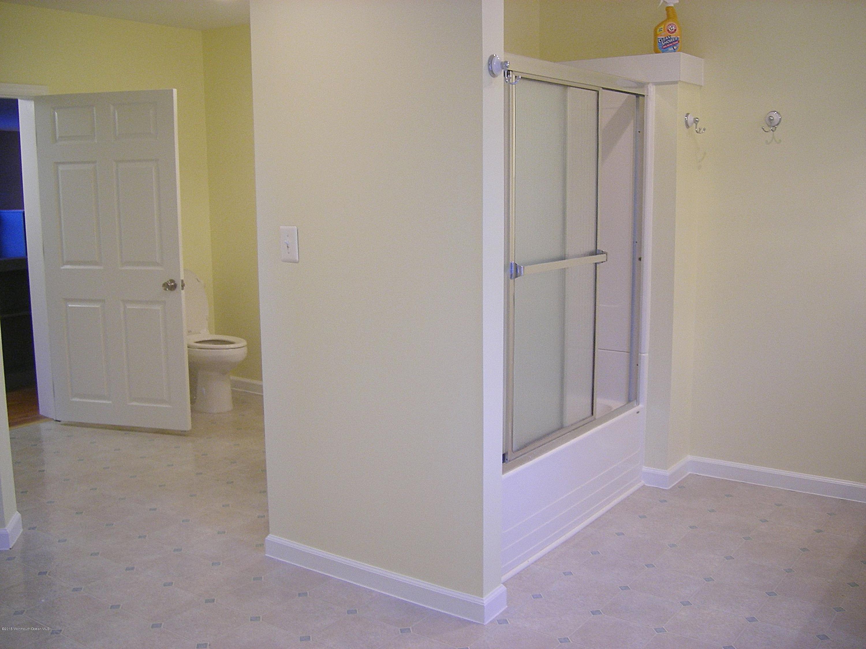 148 White Road Jackson, NJ 08527 - Photo 11 of 19 Huge Bath with Sinks on Both sides of sh