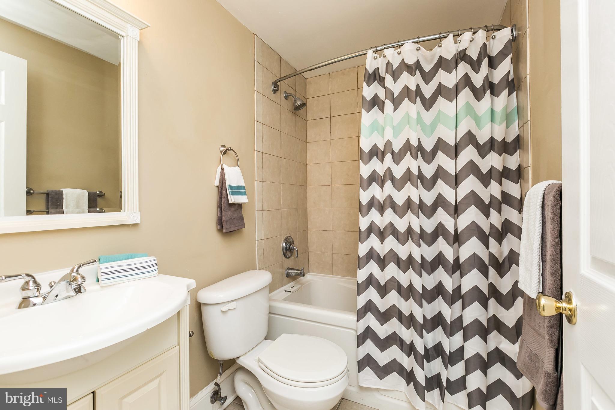 810 Carroll Street Baltimore, MD 21230 - Photo 17 of 30 Upper Level Hall Full Bath