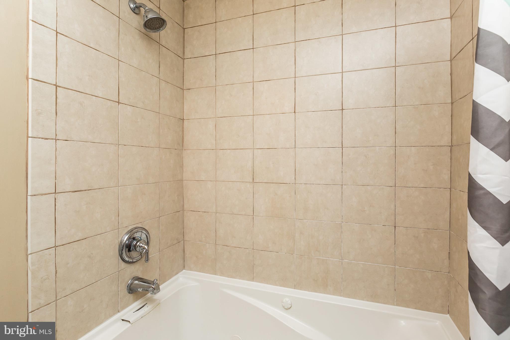 810 Carroll Street Baltimore, MD 21230 - Photo 18 of 30 Upper Level Hall Full Bath