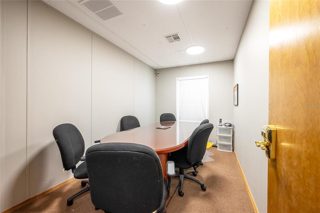 1813 North Dean Road Orlando, FL 32817 - Photo 23 of 35 a workspace with furniture and a lamp