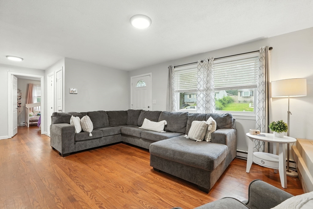 381 North Brook Road Springfield, MA 01119 - Photo 6 of 34