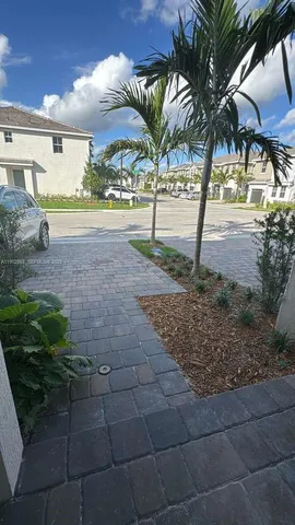 a view of a yard with an tree