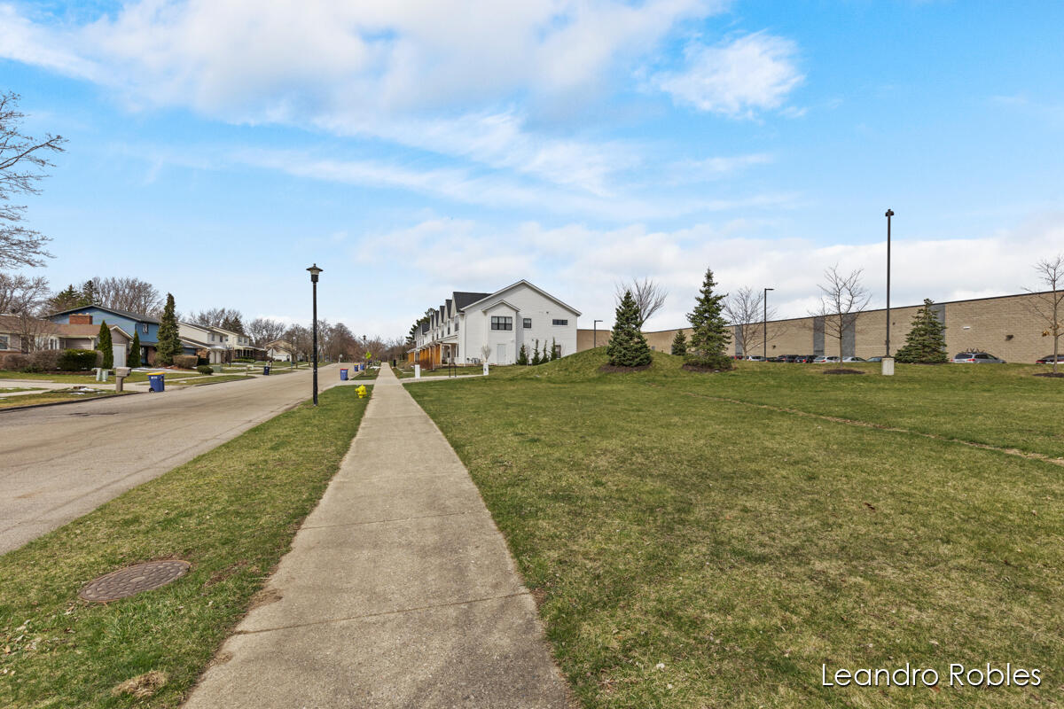 2531 Inverness Road Southeast Grand Rapids, MI 49546 - Photo 36 of 43 img_1001