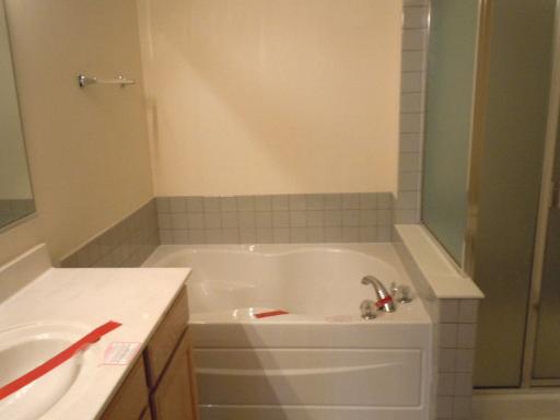 554 Prestwick Lane Wheeling, IL 60090 - Photo 8 of 16 a bathroom with a bathtub