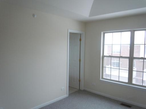 554 Prestwick Lane Wheeling, IL 60090 - Photo 9 of 16 an empty room with a window