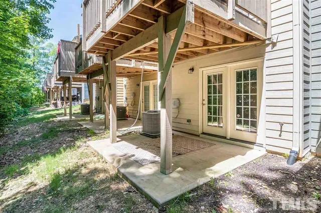 a view of a house with backyard