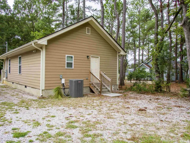 a view of a house with backyard