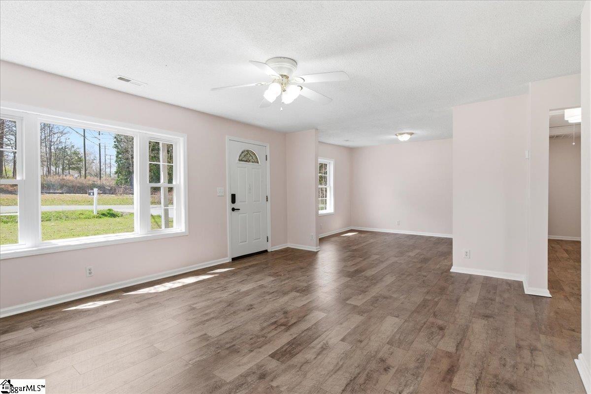 112 Newry Road Seneca, SC 29672 - Photo 3 of 16