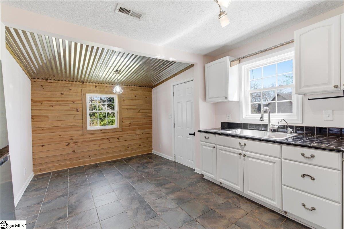 112 Newry Road Seneca, SC 29672 - Photo 5 of 16