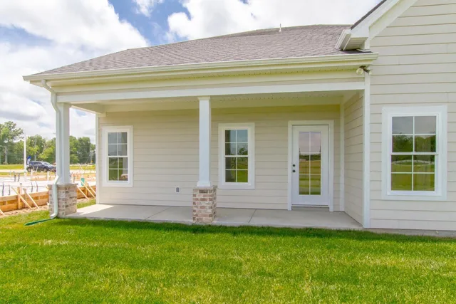 a view of a house with backyard