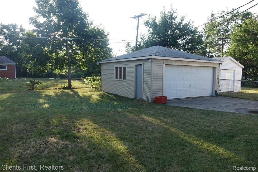 14969 Newburgh Road Livonia, MI 48154 - Photo 25 of 26 DSC04798.JPG