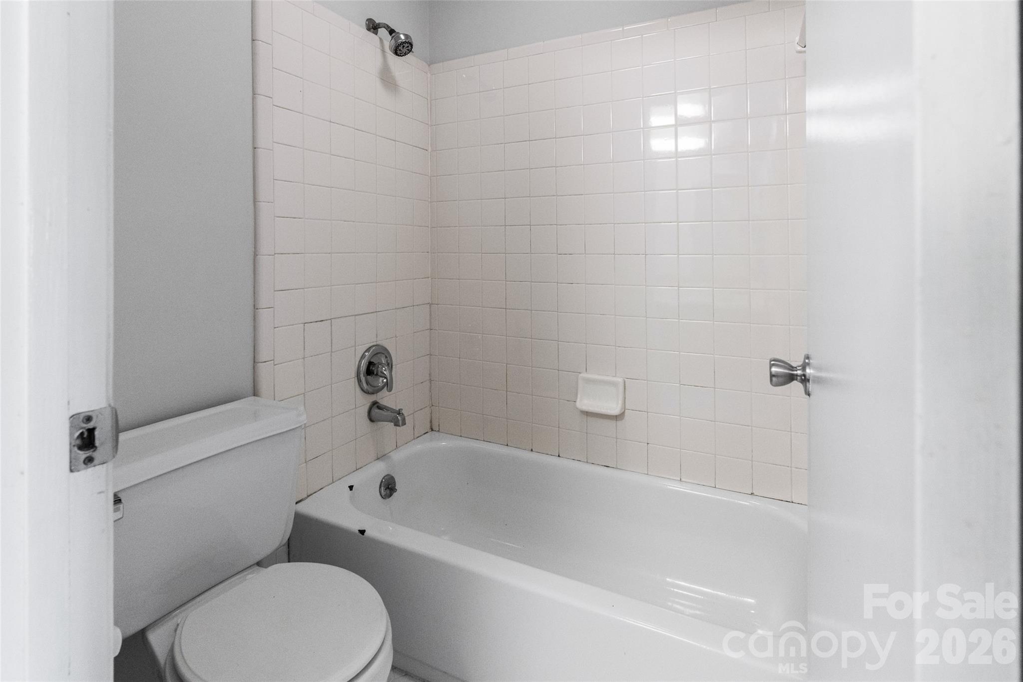 5016 Sardis Road, Unit C Charlotte, NC 28270 - Photo 18 of 25 a bathroom with a bathtub and a toilet
