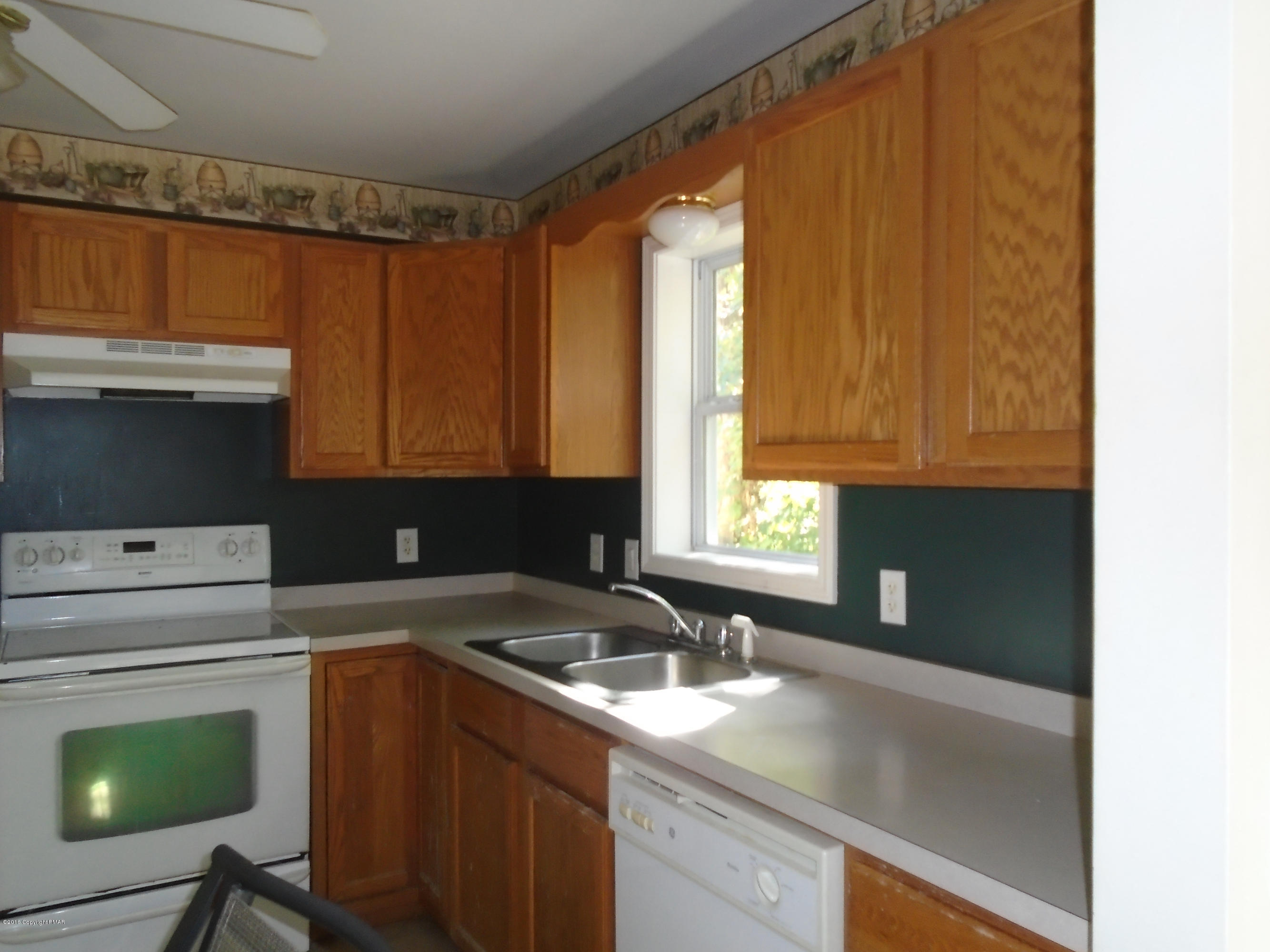 670 Edinburgh Road Bushkill, PA 18324 - Photo 5 of 9 DSC01171