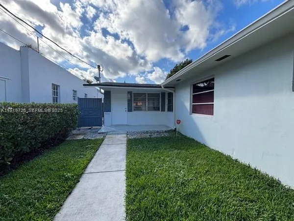 $3,400 | 3652 Southwest 22nd Terrace, Unit 3652, Miami, FL 33145