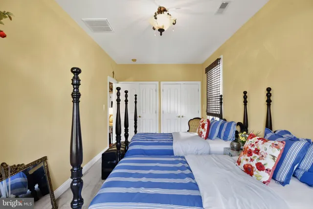 a picture of a room with a floor plan