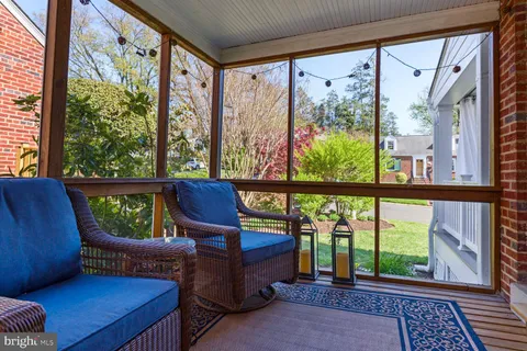 a view of a bench in the back yard