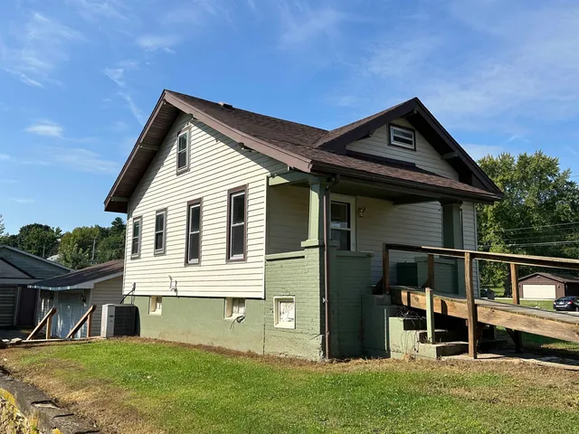 a view of house with garden