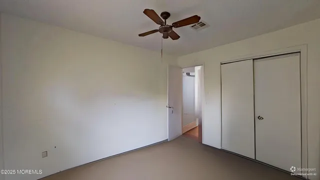 a view of empty room with a ceiling fan