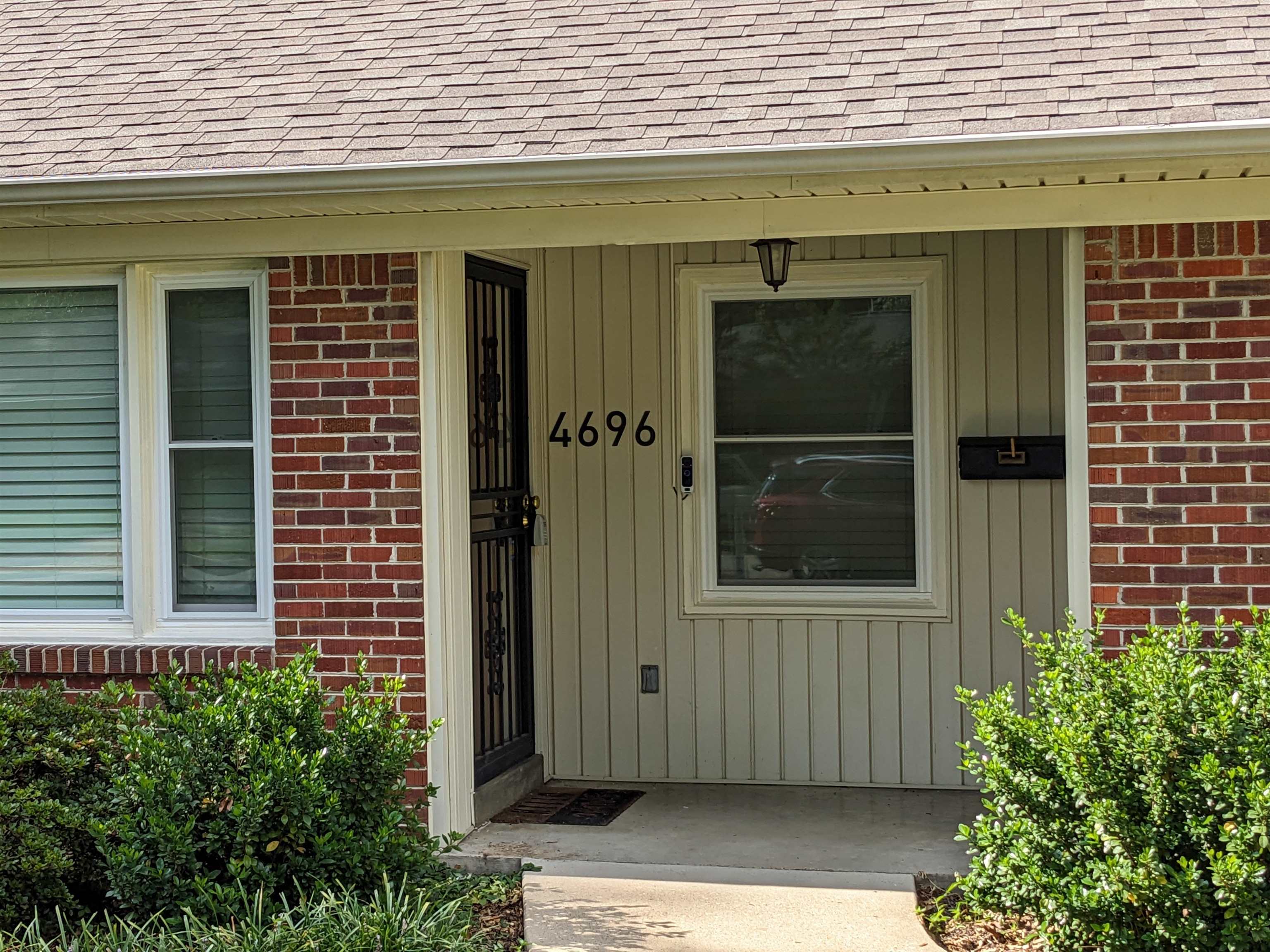4696 Kaye Road Memphis, TN 38117 - Photo 2 of 39 a front view of a house with a window