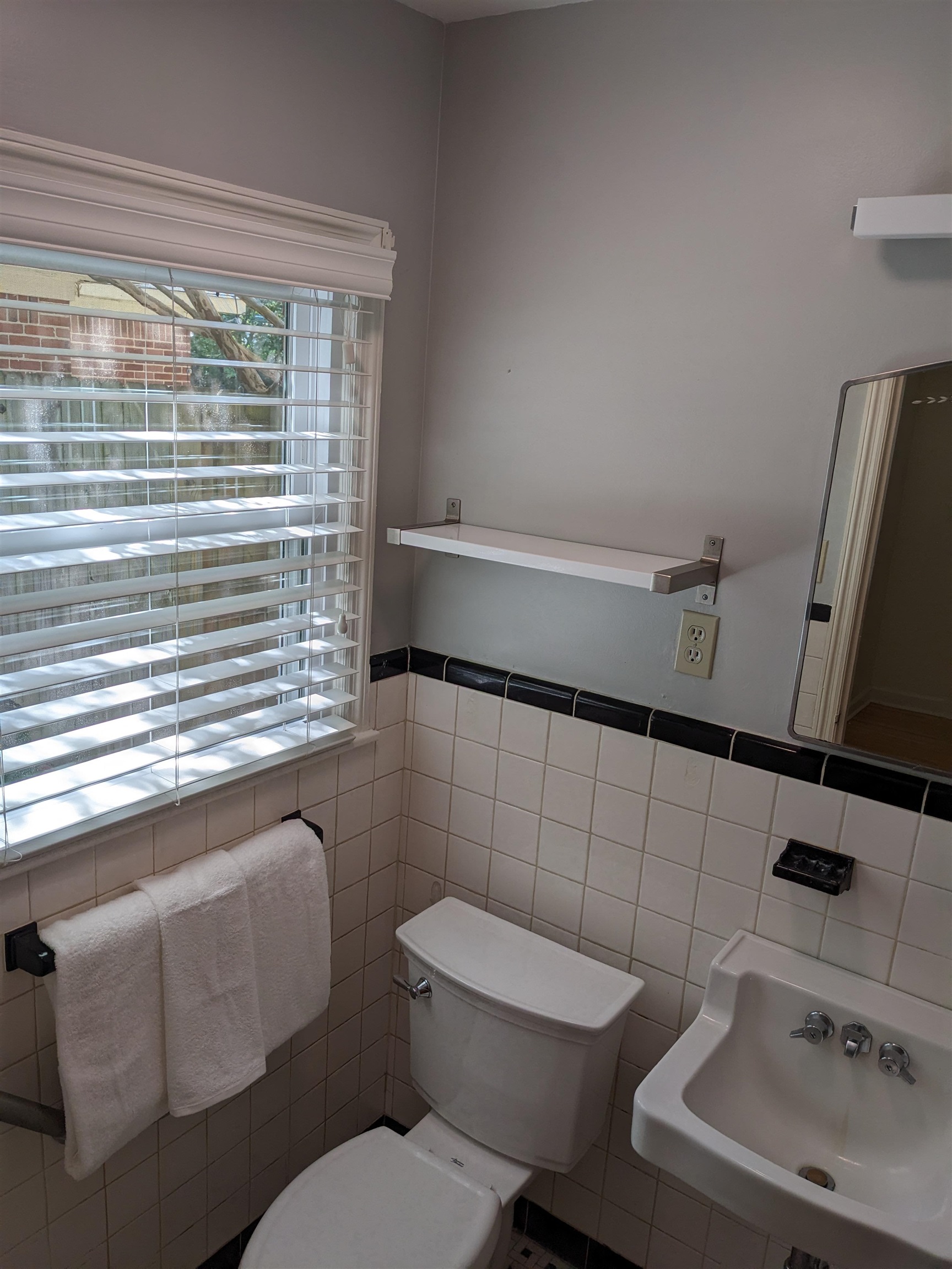 4696 Kaye Road Memphis, TN 38117 - Photo 28 of 39 a bathroom with a sink a toilet and a mirror