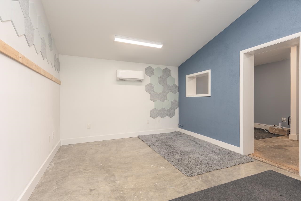 4696 Kaye Road Memphis, TN 38117 - Photo 31 of 39 an empty room with a natural light