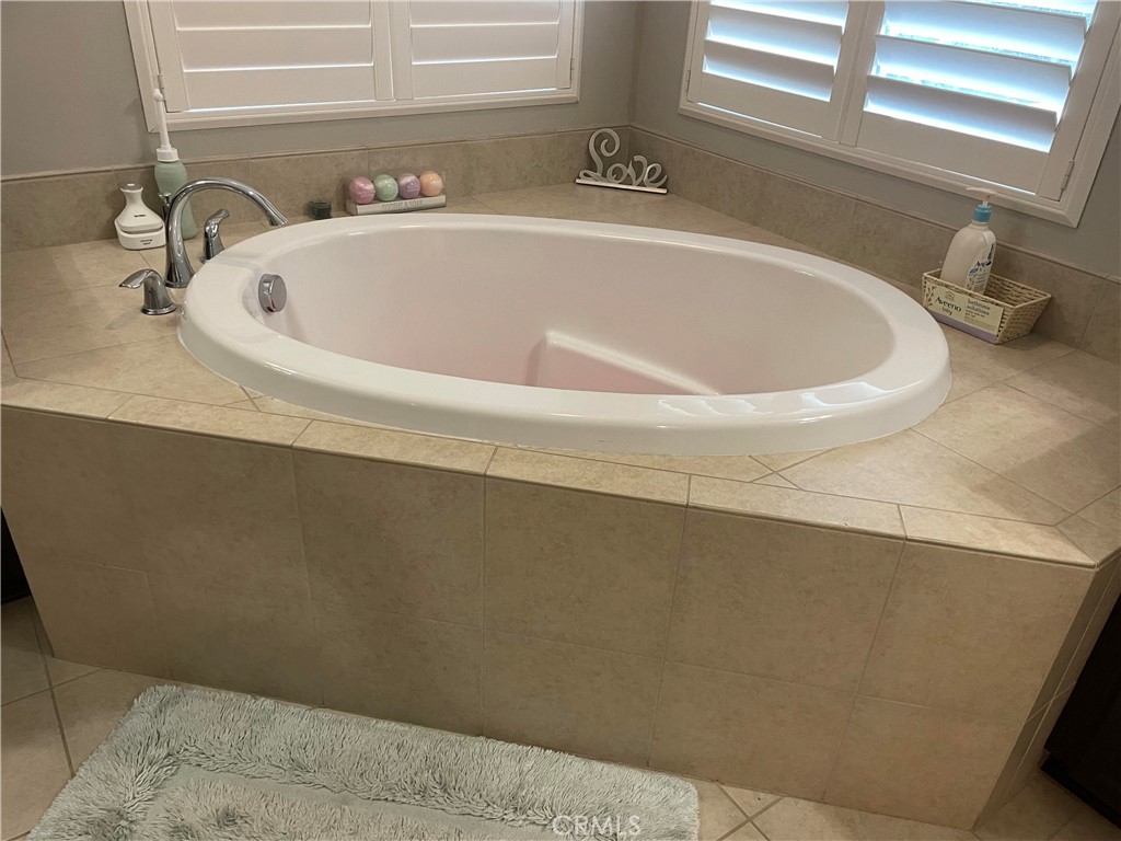 1563 Silver Shadow Drive Thousand Oaks, CA 91320 - Photo 18 of 24 a close view of a sink