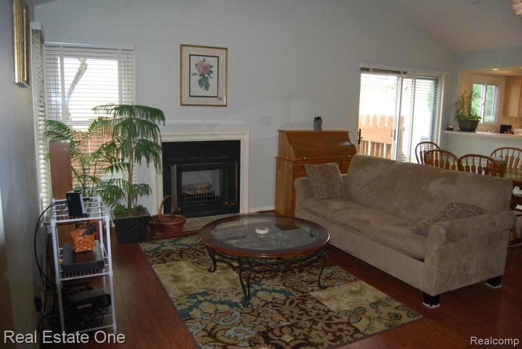 457 Farmridge Court Rochester, MI 48307 - Photo 3 of 18 Great Room w/gas fireplace