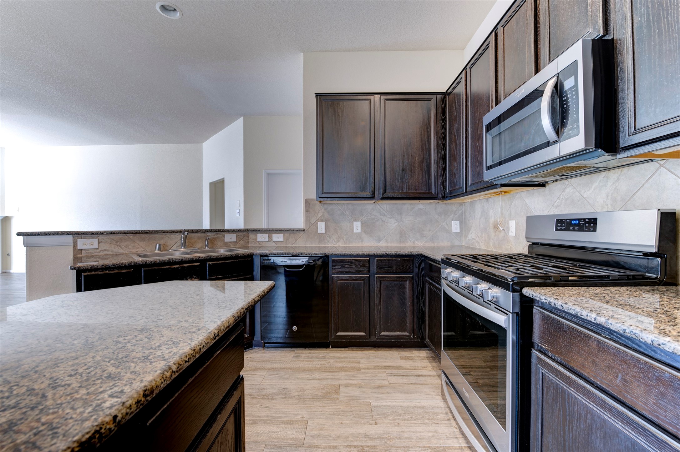 3314 Single Ridge Way Katy, TX 77493 - Photo 5 of 24 Spacious kitchen with granite counters