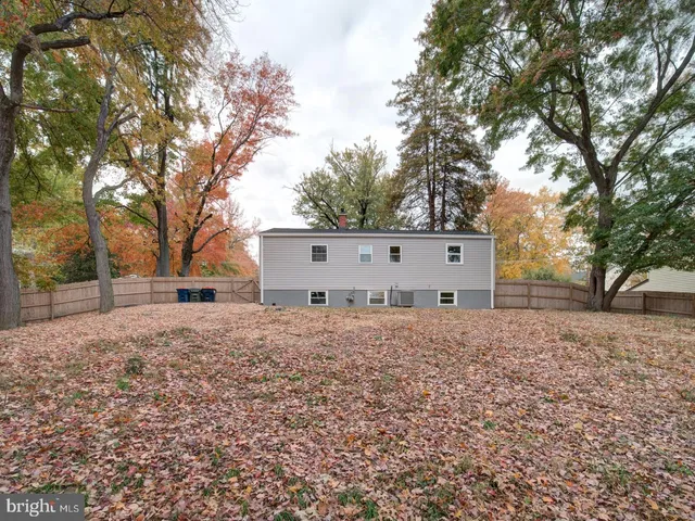 a house view with backyard space