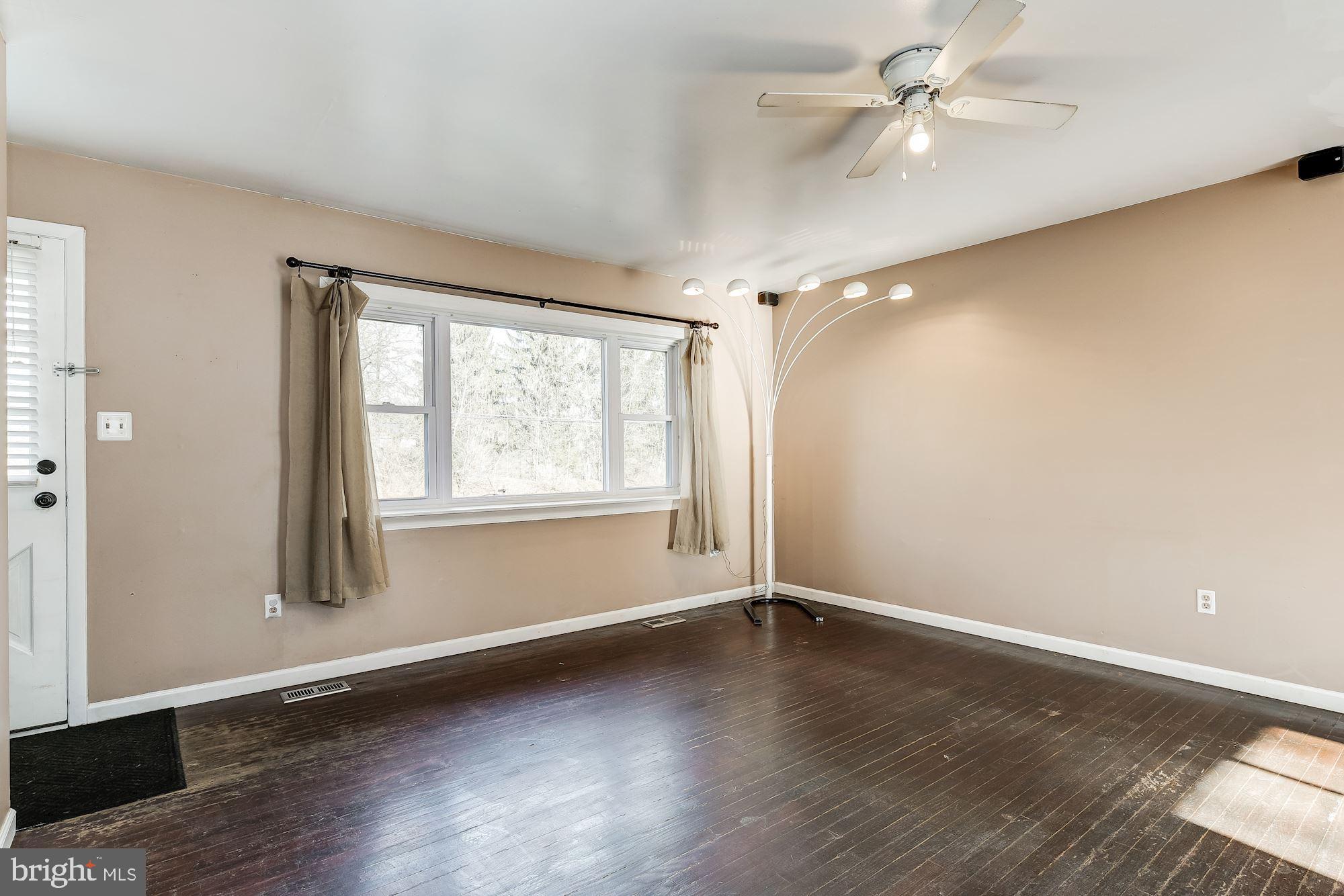 533 Bachmans Valley Road Westminster, MD 21157 - Photo 2 of 24 Living Room