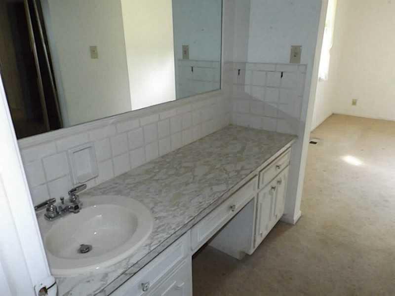 8215 Rumford Road Indianapolis, IN 46219 - Photo 16 of 22 Gallery Image 16