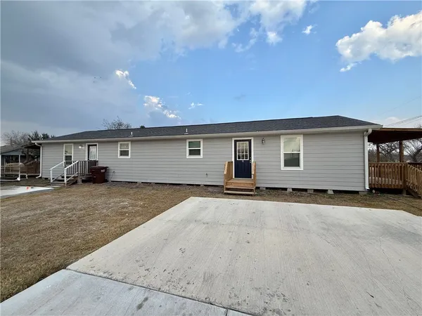 a view of a house with a backyard