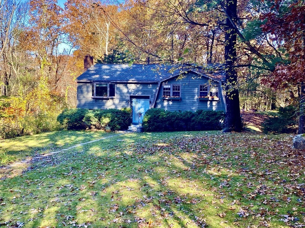 11 Groton Road Tyngsboro, MA 01879 - Photo 3 of 12 a front view of a house with garden