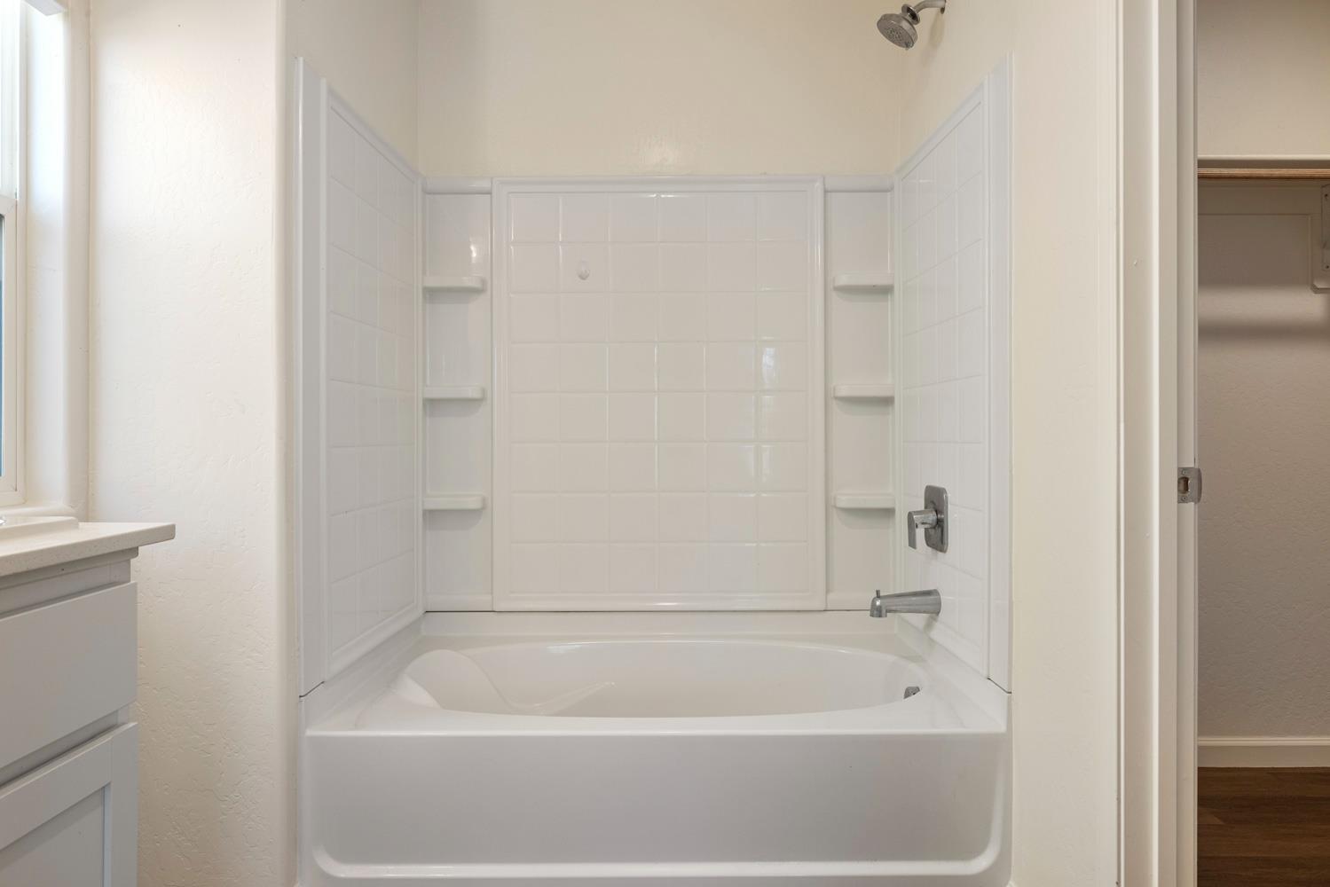 342 Rubicon Court Merced, CA 95341 - Photo 35 of 40 a bathroom with a bathtub