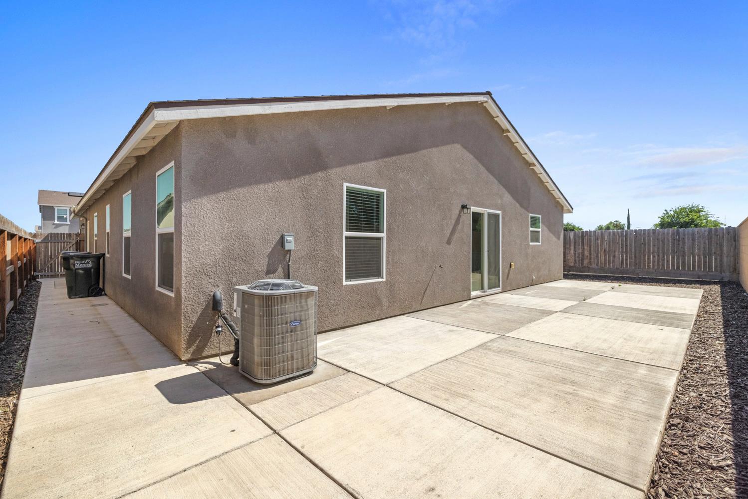 342 Rubicon Court Merced, CA 95341 - Photo 40 of 40 a backyard of a house with table and chairs