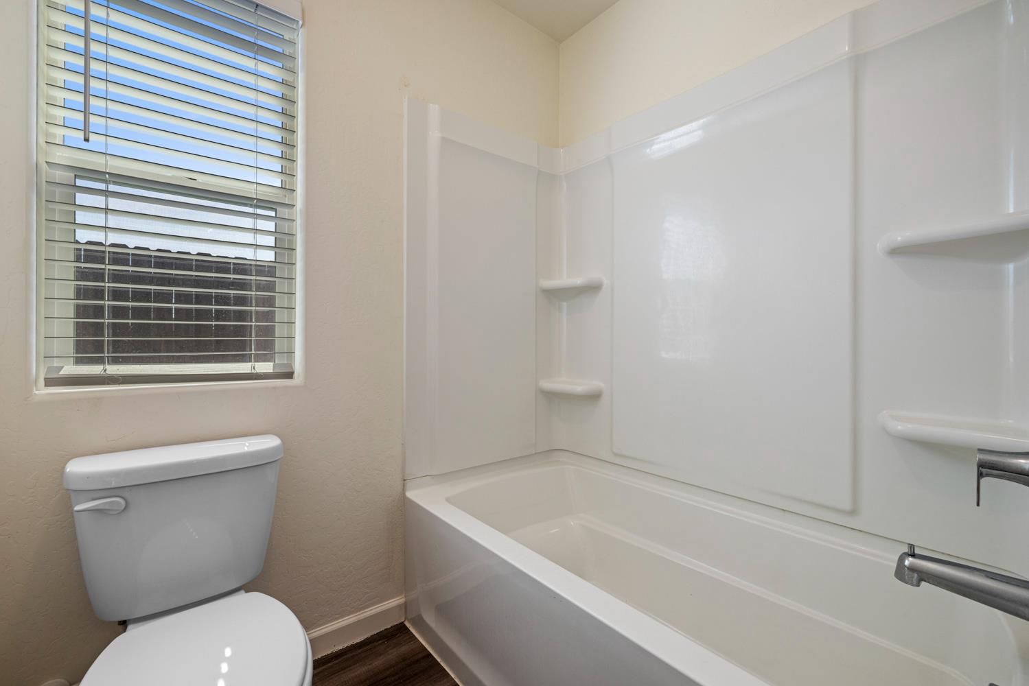 342 Rubicon Court Merced, CA 95341 - Photo 10 of 40 a bathroom with a toilet a sink and bathtub