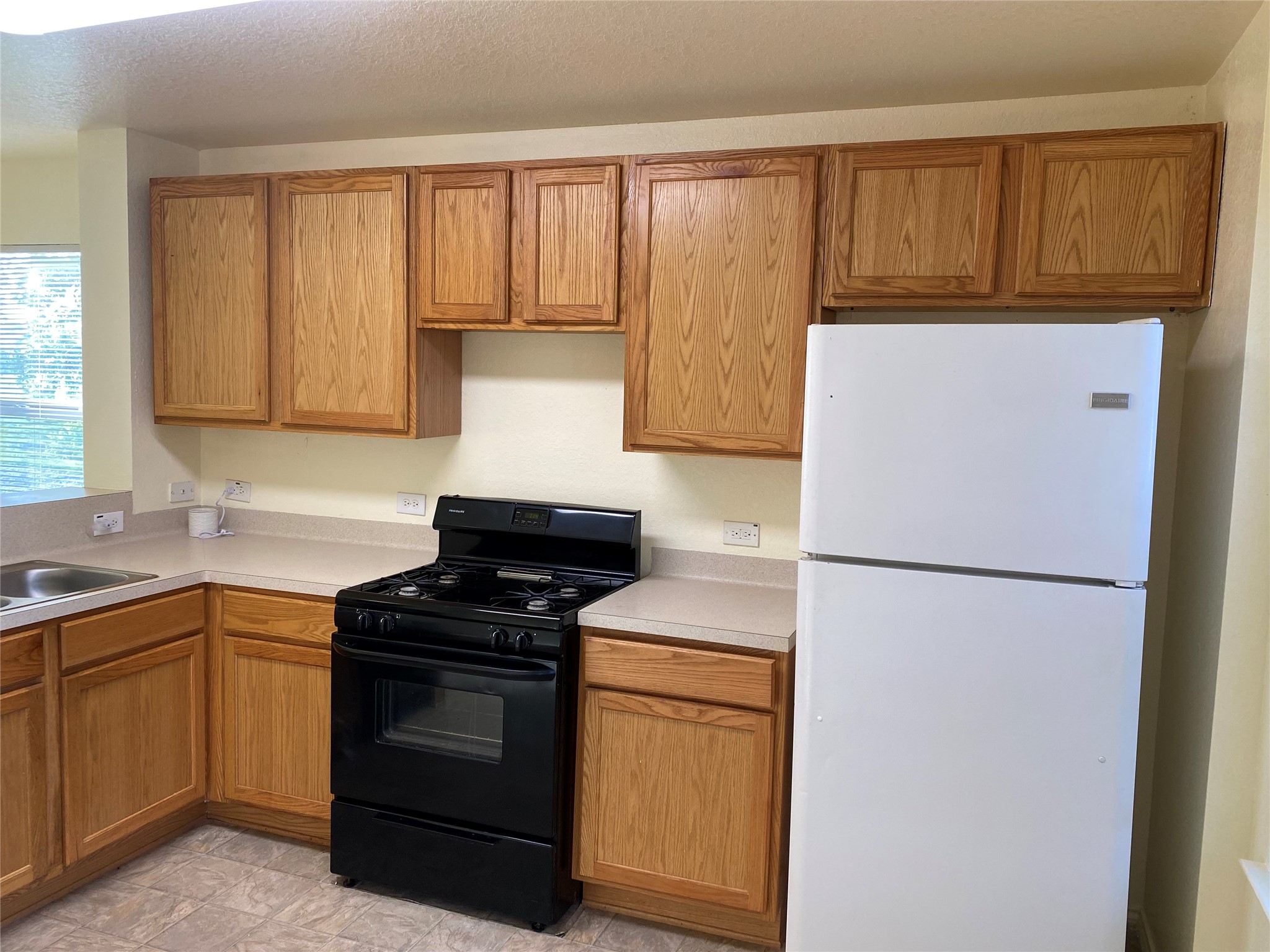 13023 Pleasant Valley Drive Rosharon, TX 77583 - Photo 5 of 21 a kitchen with a stove a refrigerator and a sink