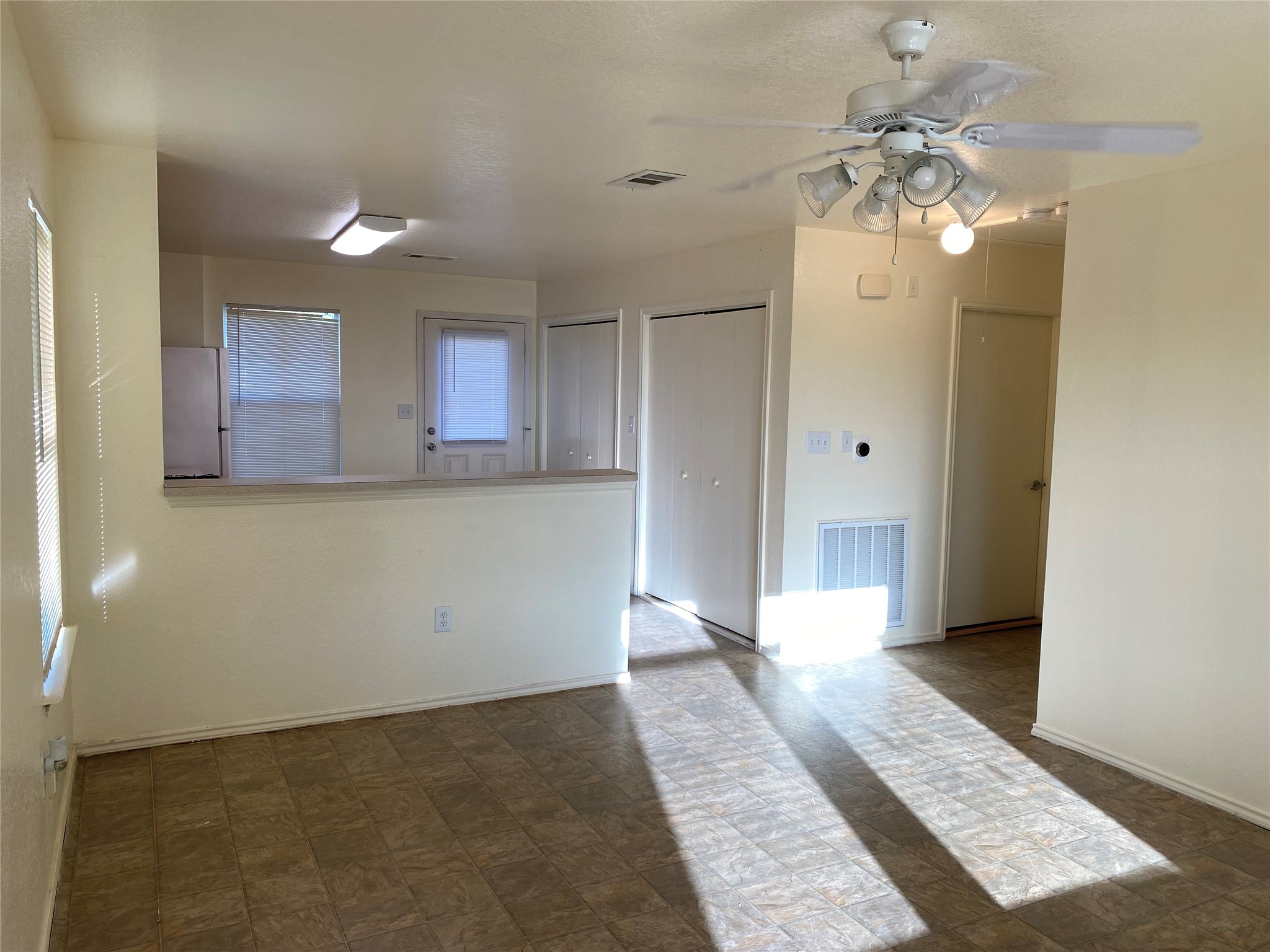 13023 Pleasant Valley Drive Rosharon, TX 77583 - Photo 10 of 21 a view of a hallway with chandelier